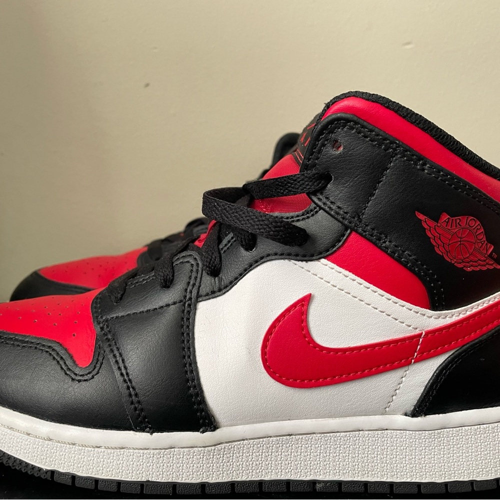 JORDAN 1 MID “BRED TOE”